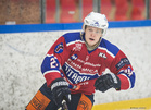 Ville Myyryläinen miettii Muik Hockey-kamppailun tekosiaan neljän ottelun ajan katsomon puolella.