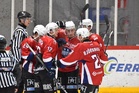 Titaaneita paremmalla prosentilla Uusikaarlepyyn lauantai-illassa tekopaikkansa hyödyntänyt Muik Hockey sai lopulta juhlia Suomi-sarjakamppailun voittoa. © Mikael Granqvist