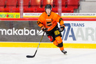 Titaanit saa riveihinsä lisää ”paikallista väriä” KooKoon A-nuorten pelipaidan punanuttuun vaihtavasta Jesse Niinisaaresta. © Timo Savela – timo.savela@eliteprospects.com