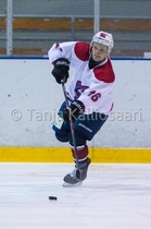 Rajusti taistellut ja kiekkoa pelikavereilleen jakanut Marko Puhakka oli jälleen kerran titaanipakiston parhaimmistoa. © Tanja Kalliosaari – http://tanjakalliosaari.kuvat.fi