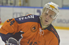 Harri Niemi pukeutuu yhdessä Simo Rouvisen ja Mikko Kivirannan kanssa vielä kertaalleen Titaanien sotisopaan!